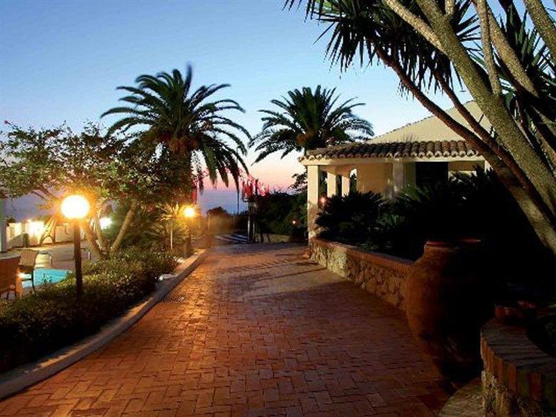 Baia Del Capo Hotel Рикади Екстериор снимка