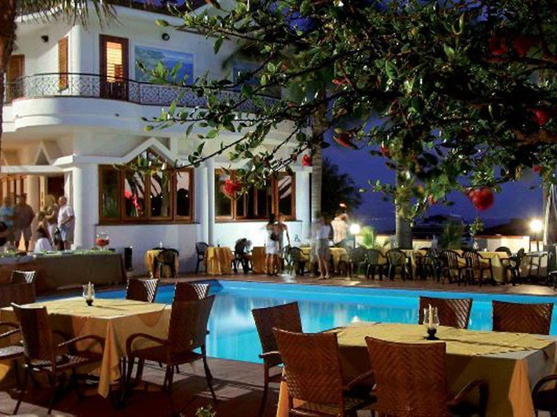 Baia Del Capo Hotel Рикади Екстериор снимка