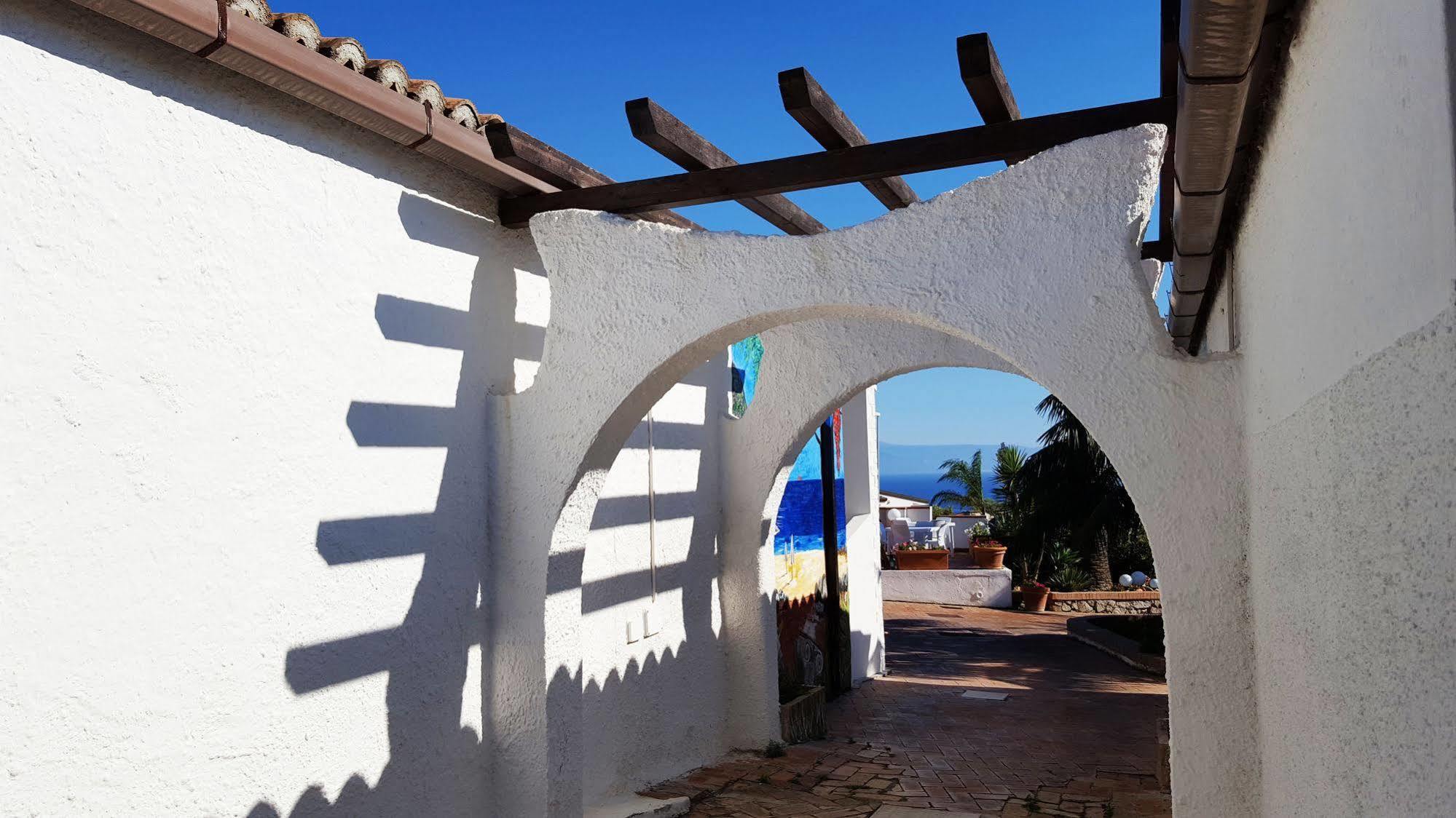 Baia Del Capo Hotel Рикади Екстериор снимка