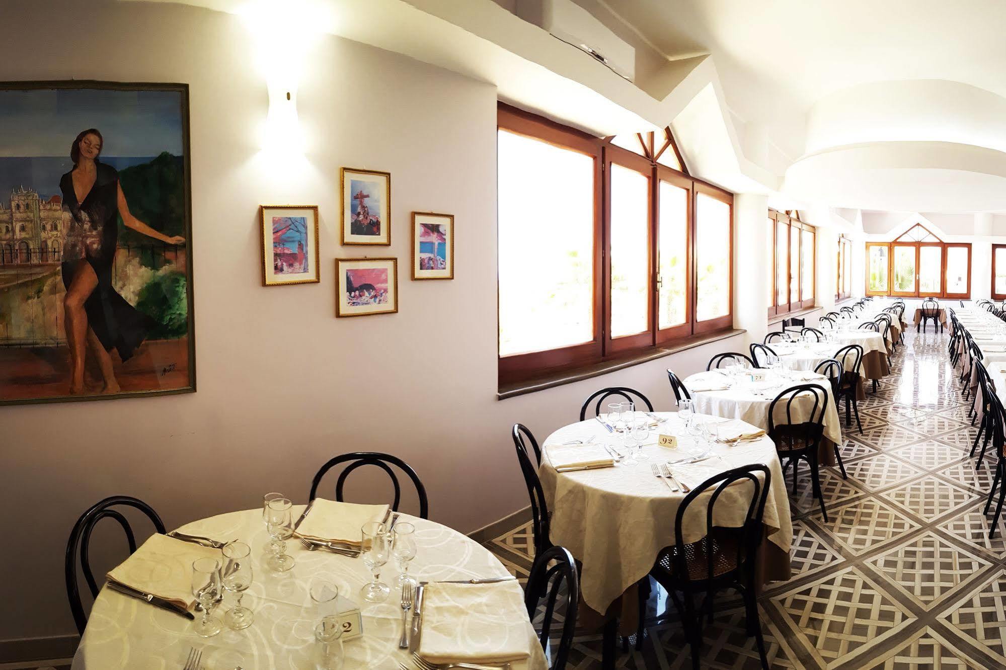 Baia Del Capo Hotel Рикади Екстериор снимка