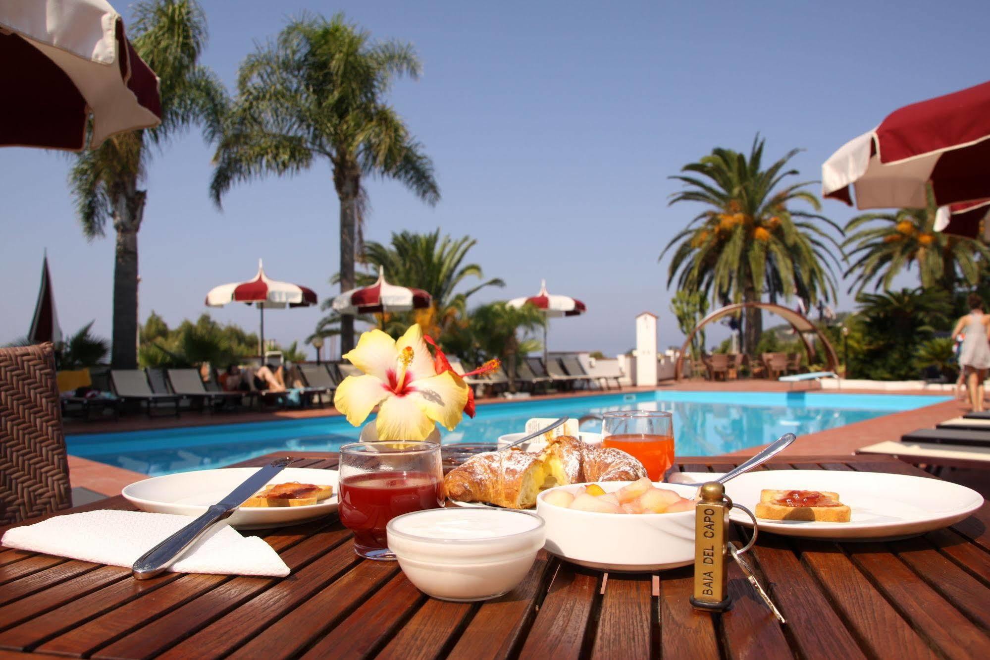 Baia Del Capo Hotel Рикади Екстериор снимка