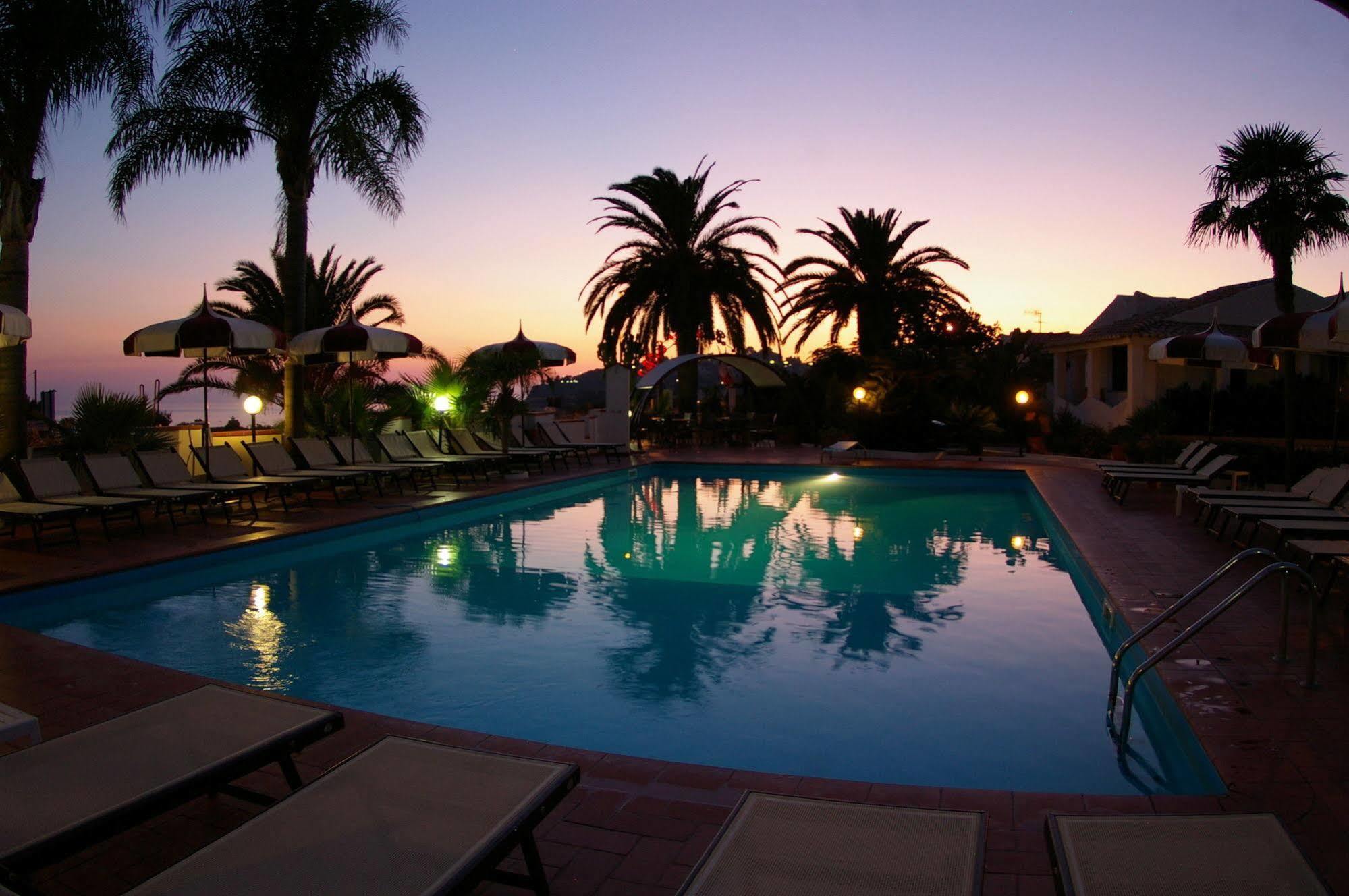 Baia Del Capo Hotel Рикади Екстериор снимка