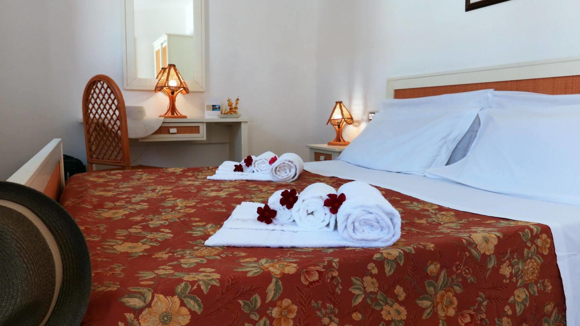 Baia Del Capo Hotel Рикади Екстериор снимка